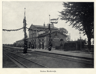 801274 Gezicht op het versierde N.C.S.-station Harderwijk te Harderwijk, tijdens de viering van het 50-jarig jubileum ...